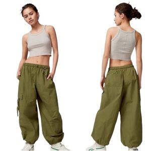 Urban Outfitters UO Jana Nylon Balloon Cargo Pant in Army Green Sz XS Relaxed